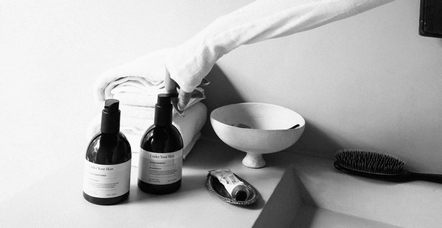 Detox Kit i svartvitt, med andra rekvisita bredvid på en kommod.