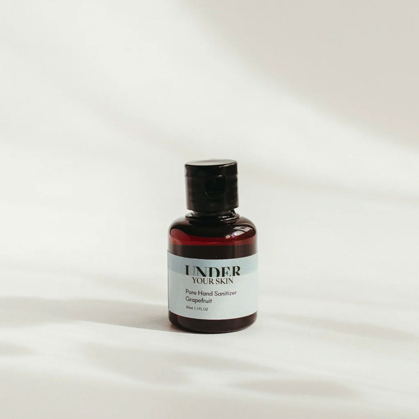 hand sanitizer på en vit bakgrund.