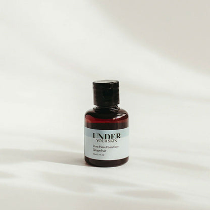 hand sanitizer på en vit bakgrund.