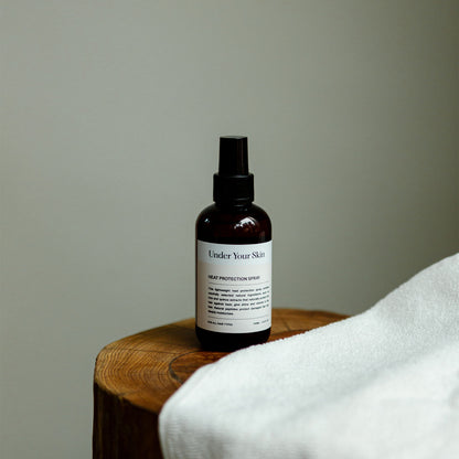 Värmeskydd för håret på en träbänk med en handduk bredvid