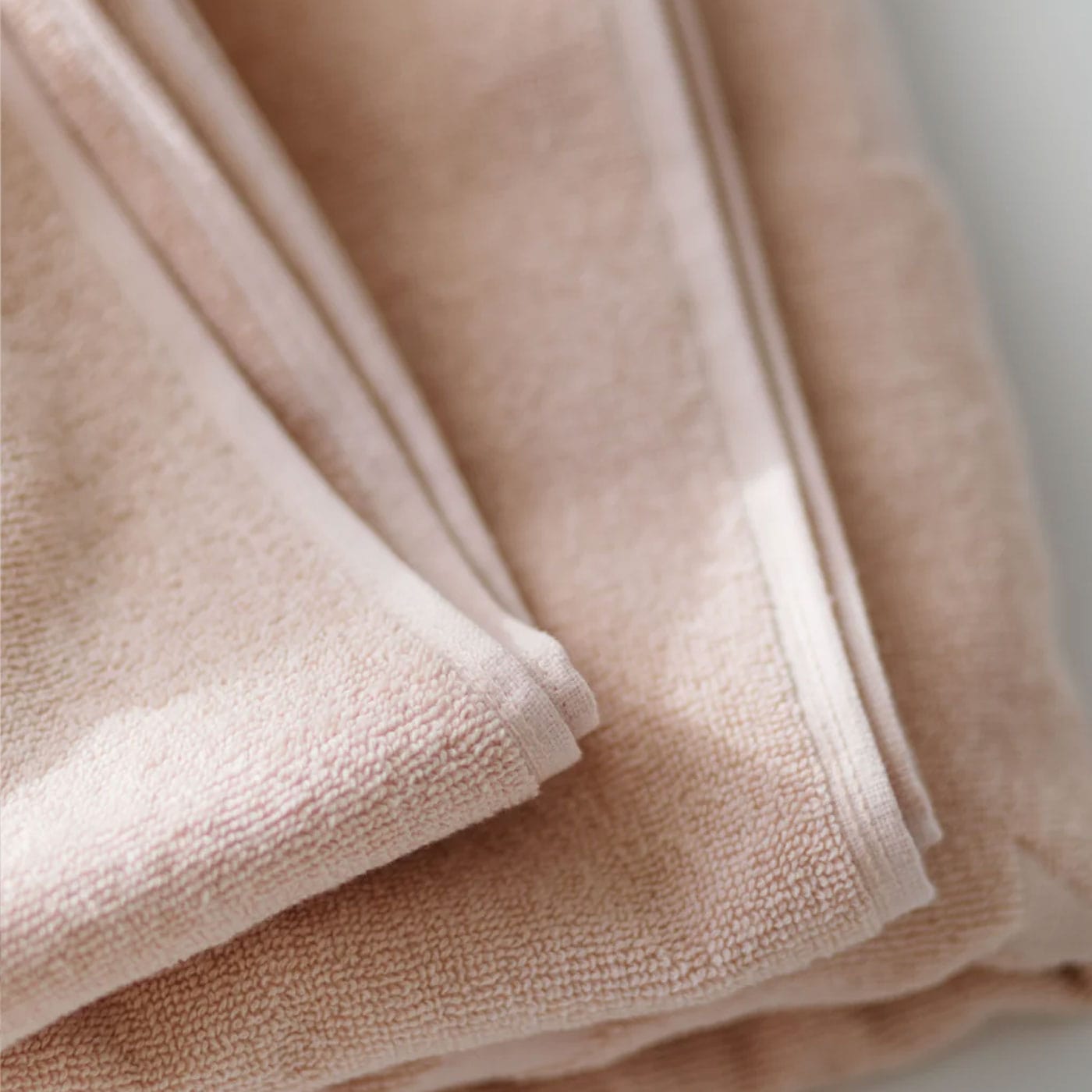 Närbild på rosa badhanddukar.