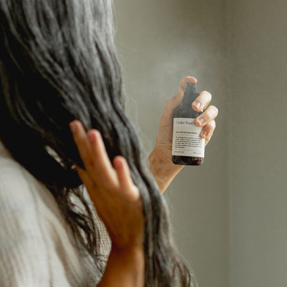 Lifestyle-bild på värmeskydd för håret som sprayas på håret