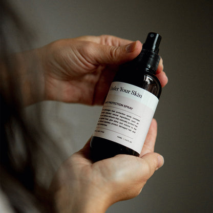 Närbild på värmeskydd för håret i hand, lifestylebild