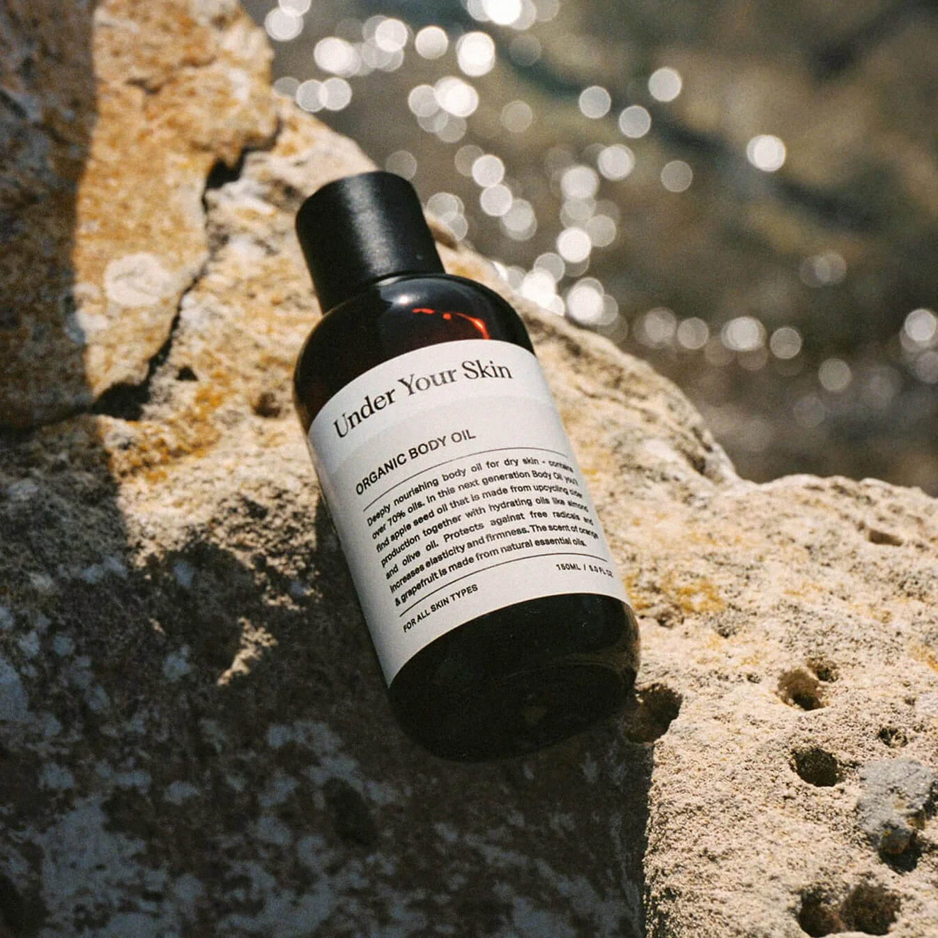 Body oil ställd på en sten.