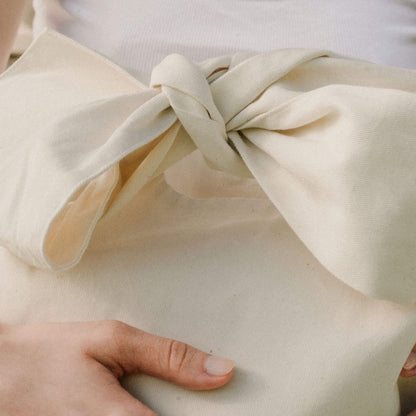 Kvinna som håller en Bow Bag med rosett i handen.