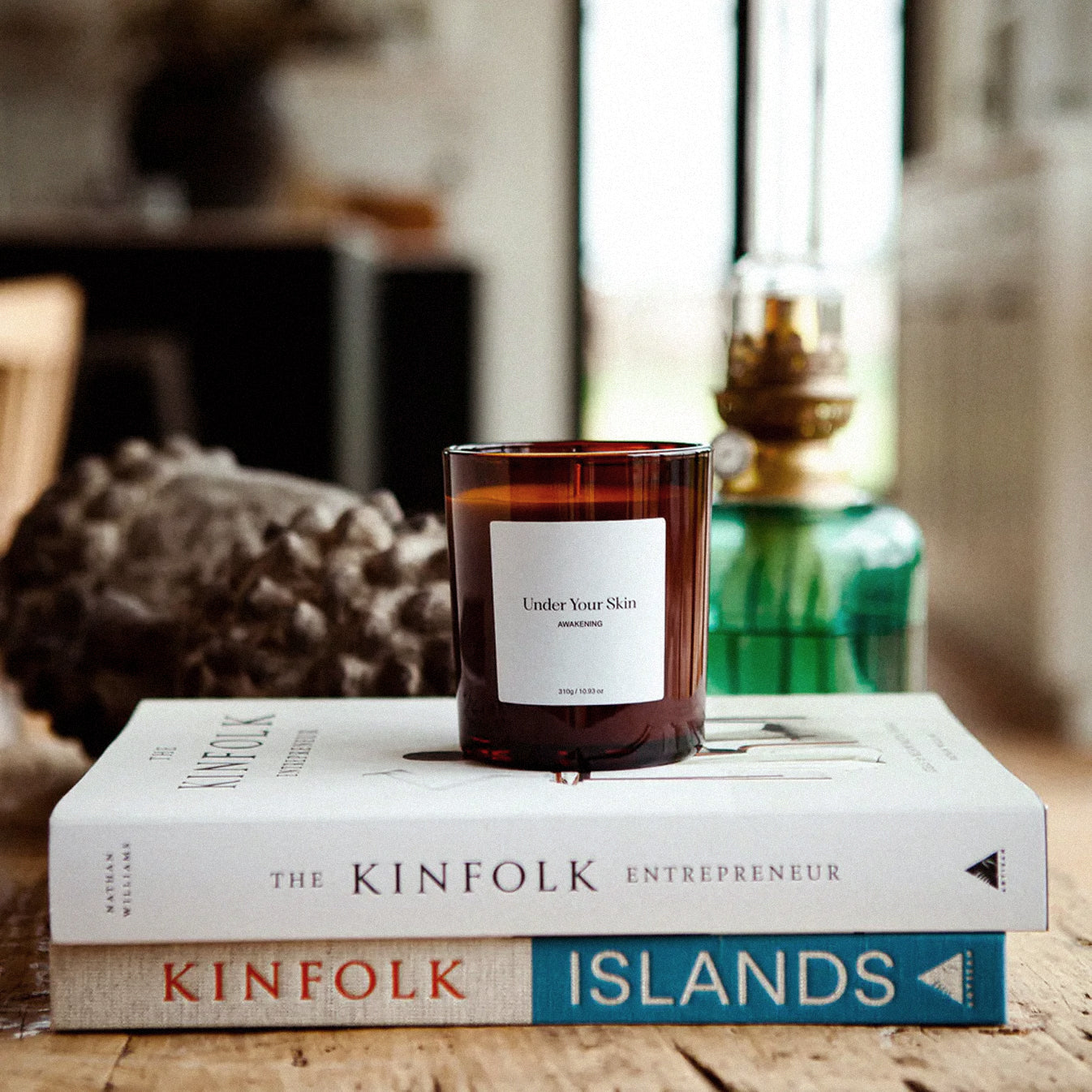 Ljus som sitter på böcker i vardagsmiljö.