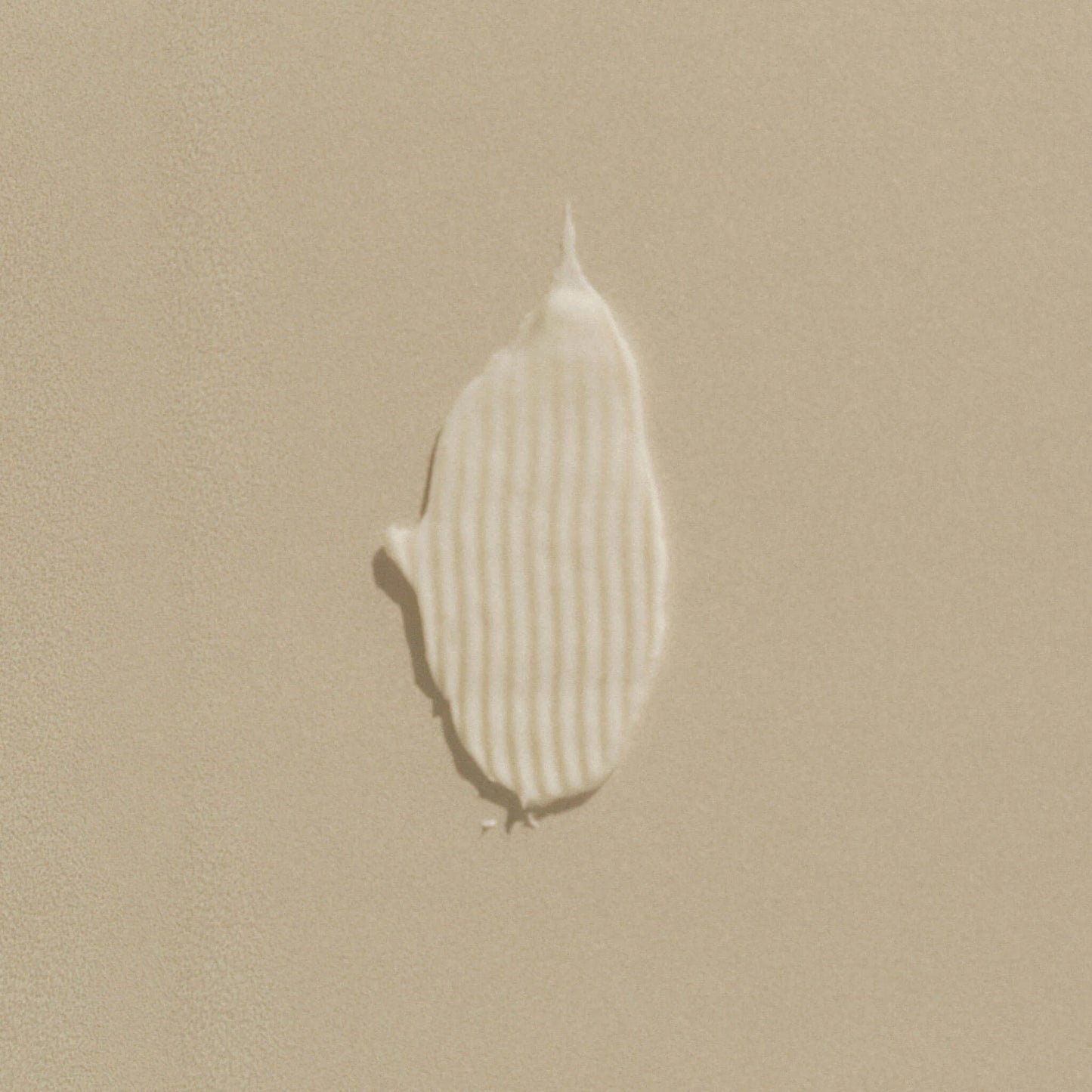 Balsamtest swipe på beige bakgrund