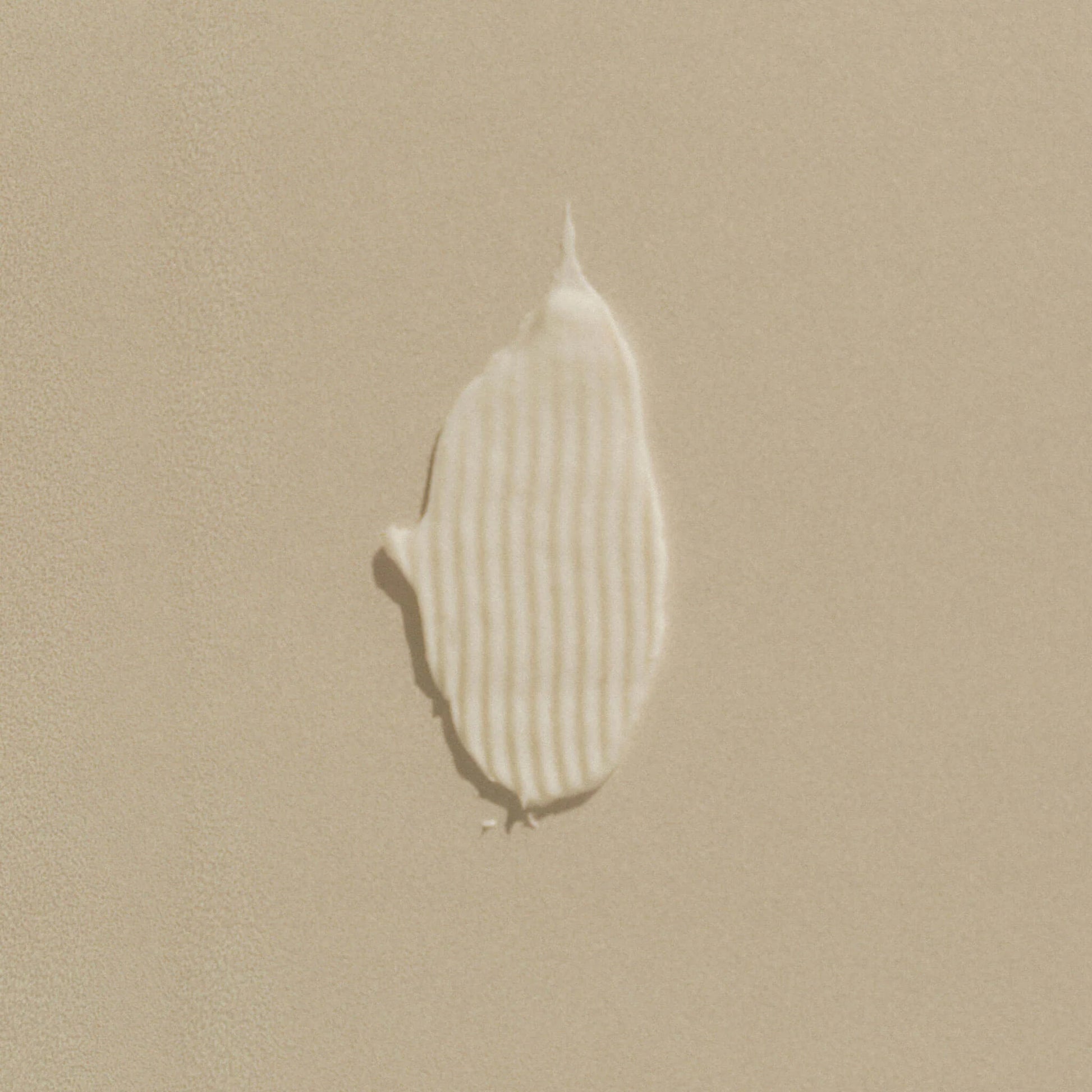 Balsamtest swipe på beige bakgrund