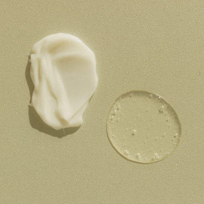 Schampo (vänster) och balsam (höger) prover som visar textur på beige bakgrund