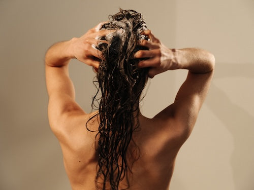 Hydrates and Balances a Sensitive Scalp