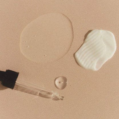 texturbild på schampo, balsam och glaspipett