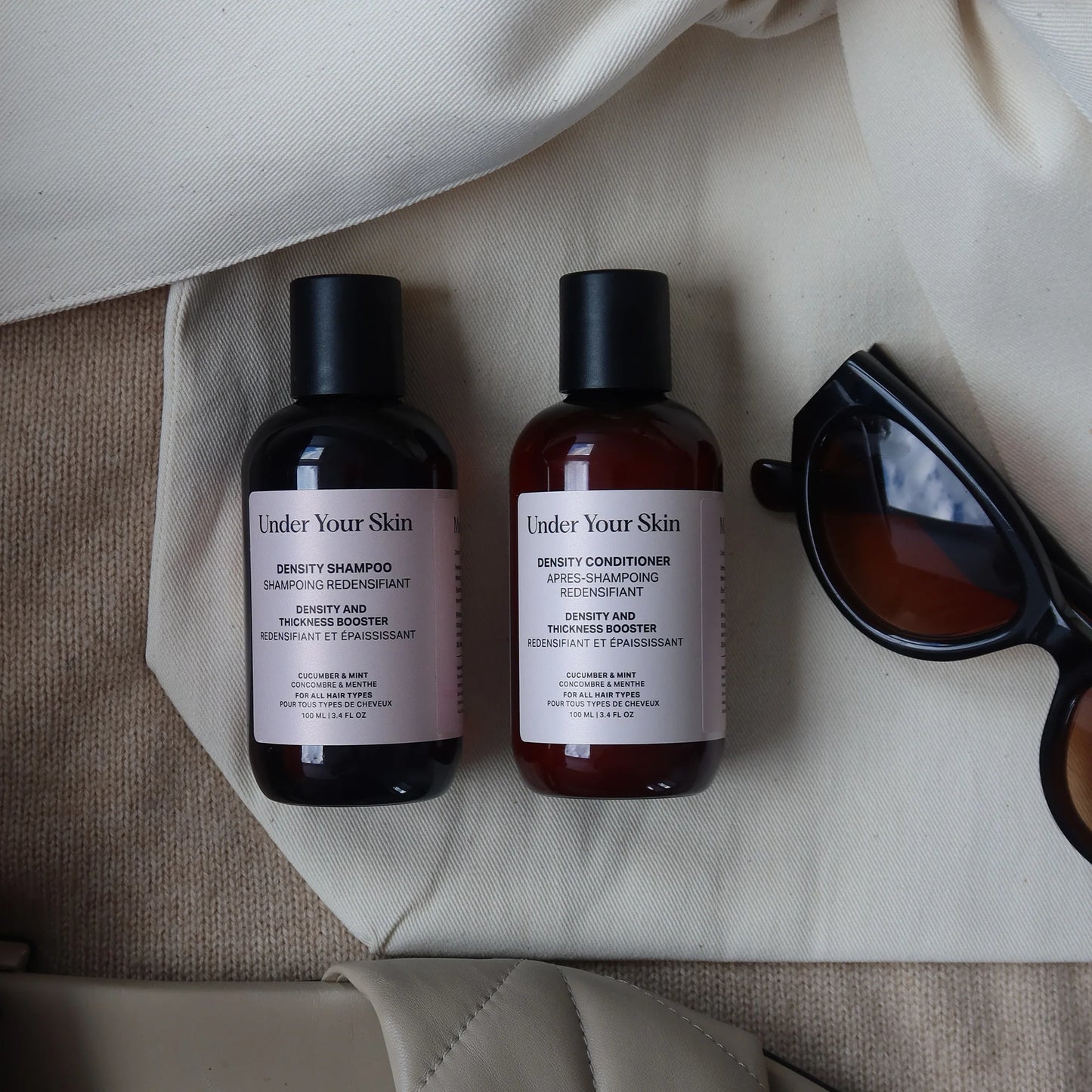 Density Duo på ljusbeige textil tillsammans med solglasögon