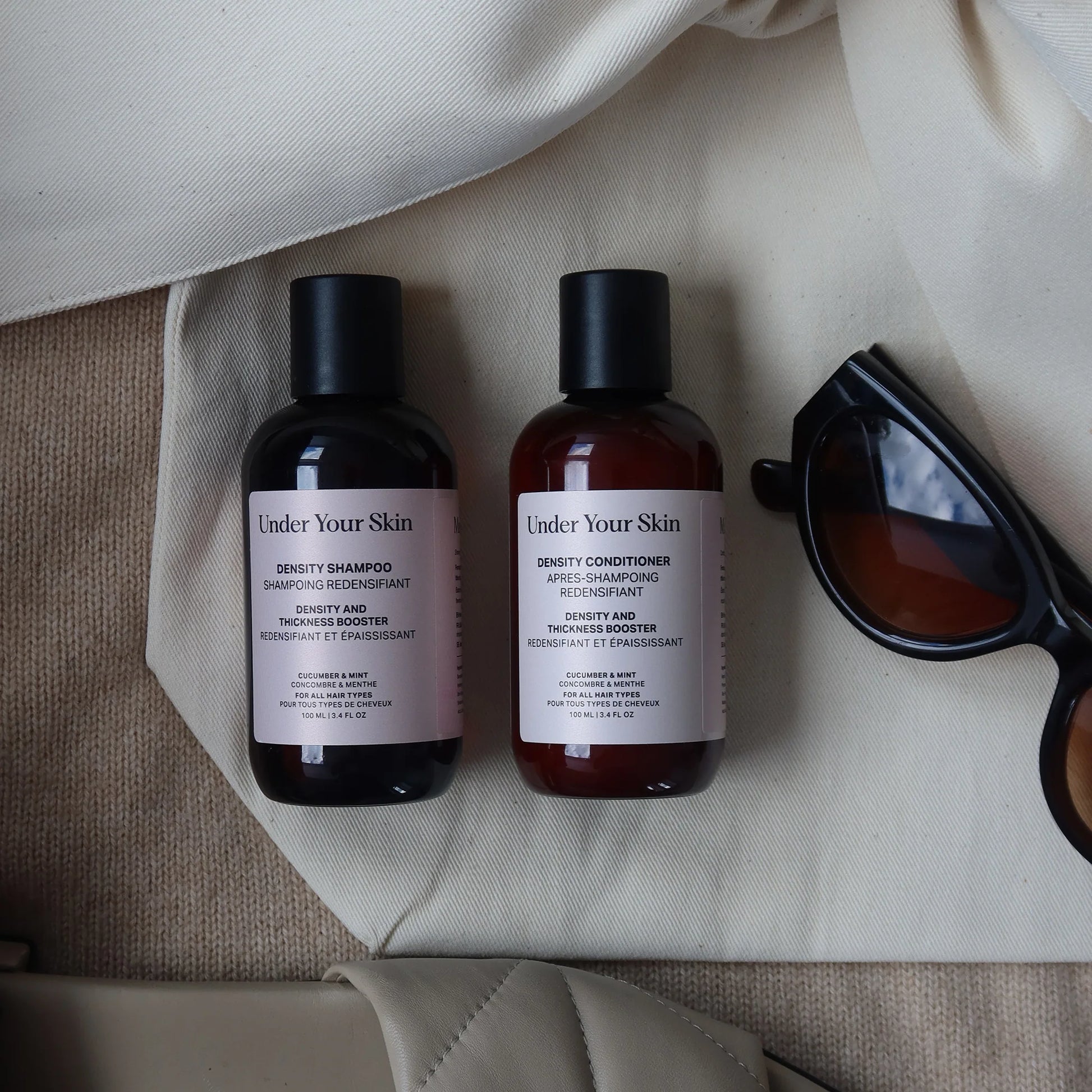 Density Duo på ljusbeige textil tillsammans med solglasögon