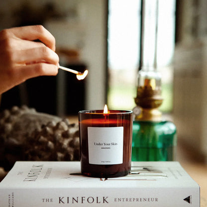 Ljus som sitter på böcker tänds med tändstickor.