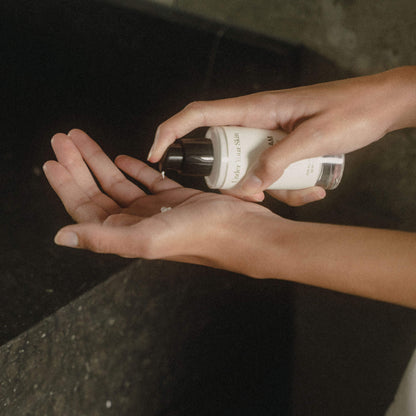 Ansiktsserum appliceras på handflatan.