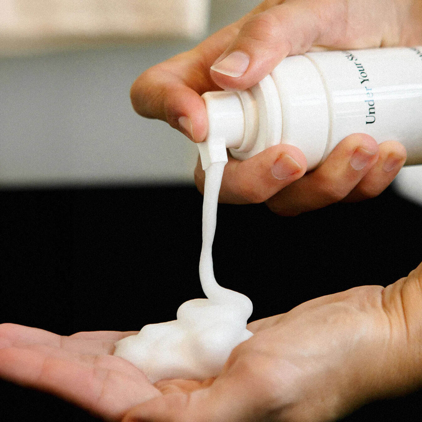 Närbild på face cleanser som spottas ut på handen.