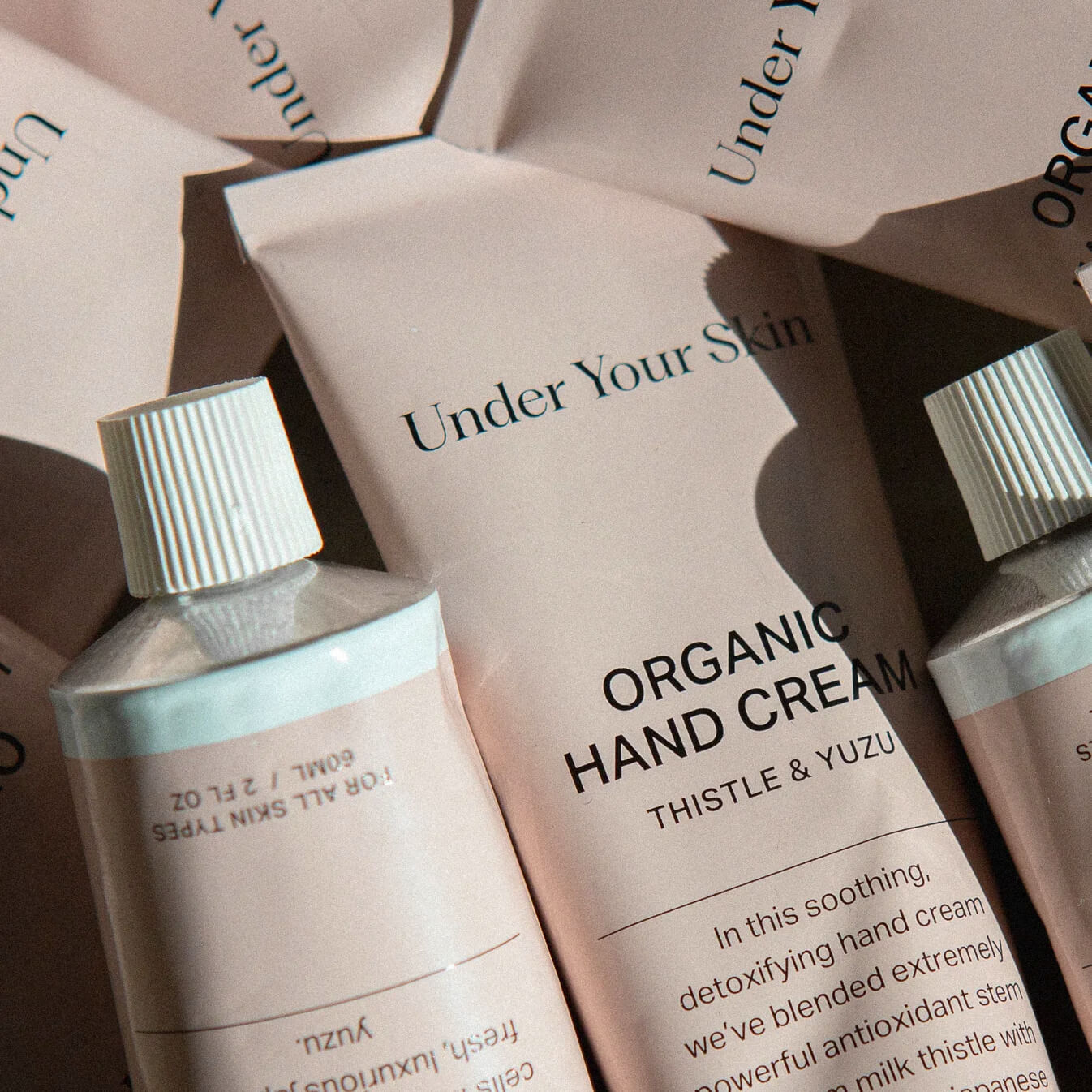 Närbild på flera handkrämer som är mixade ihop.