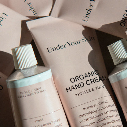 Närbild på flera handkrämer som är mixade ihop.