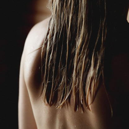 närbild på kvinnas hår.