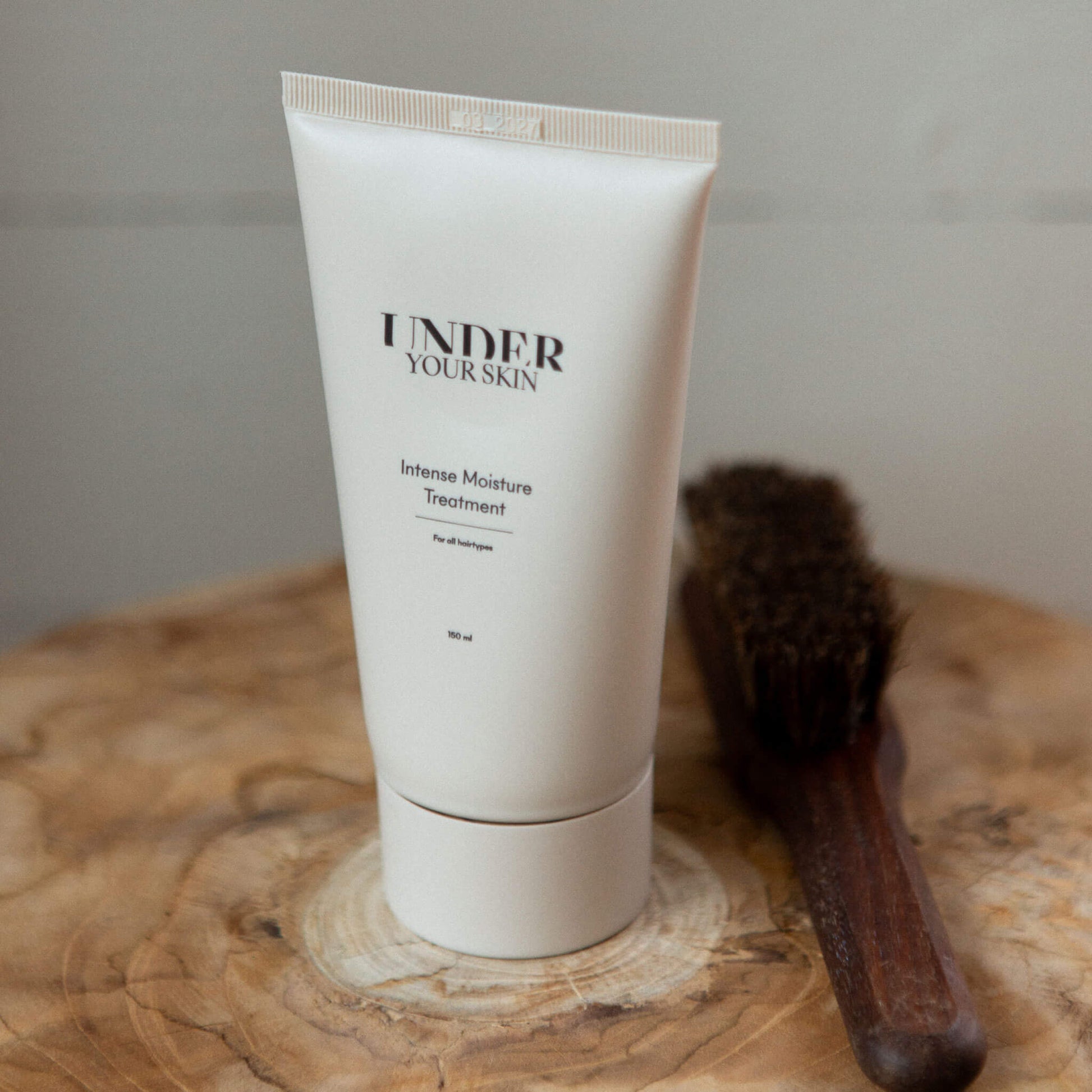 hair mask på en träbänk med en träborste