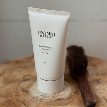 hair mask på en träbänk med en träborste