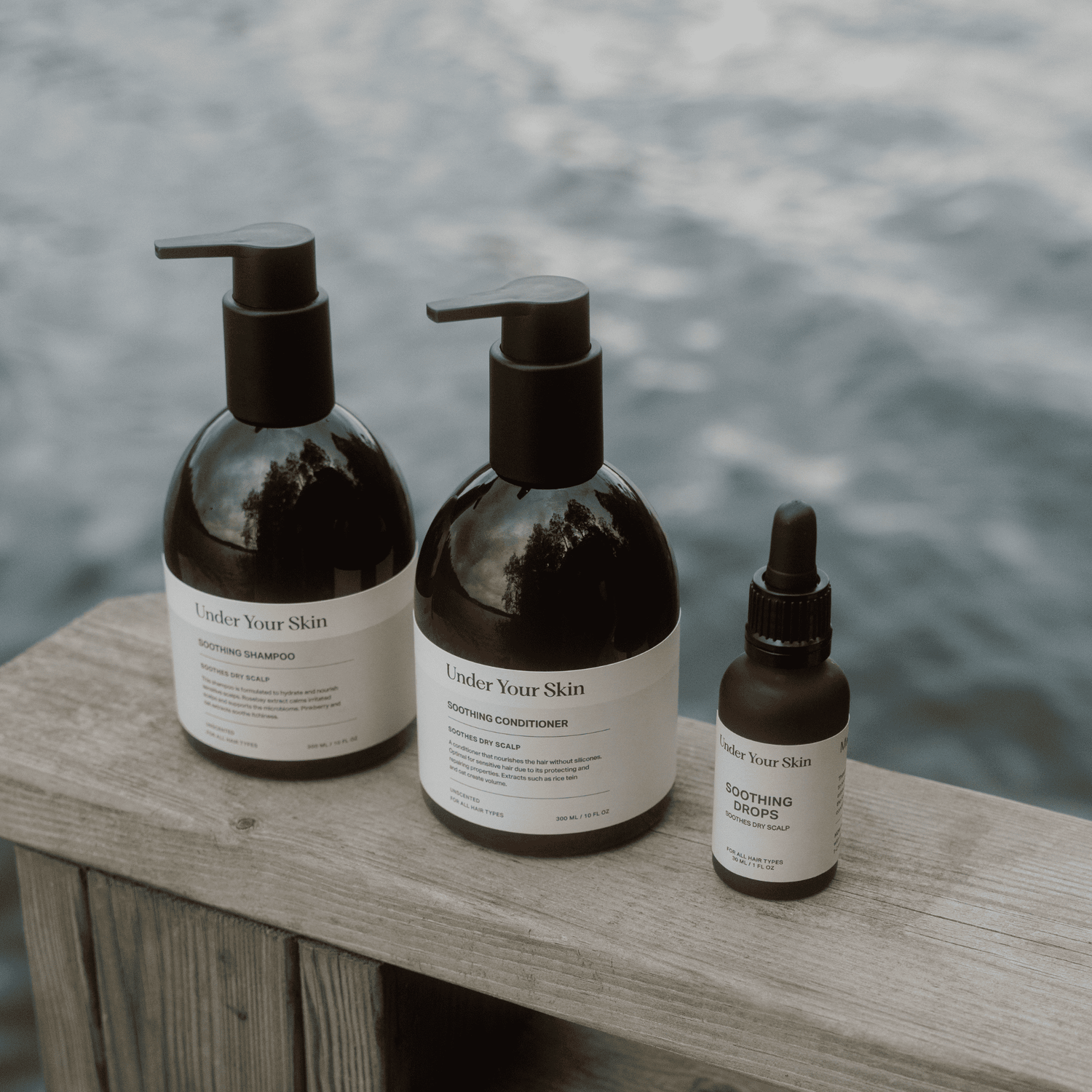 Soothing Kit-produkter placerade på en träbänk i utemiljö.