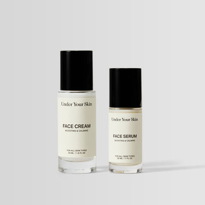 Face cream and face serum på en vit bakgrund.