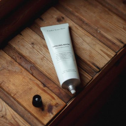 Öppnad peelingmask på en träbänk.