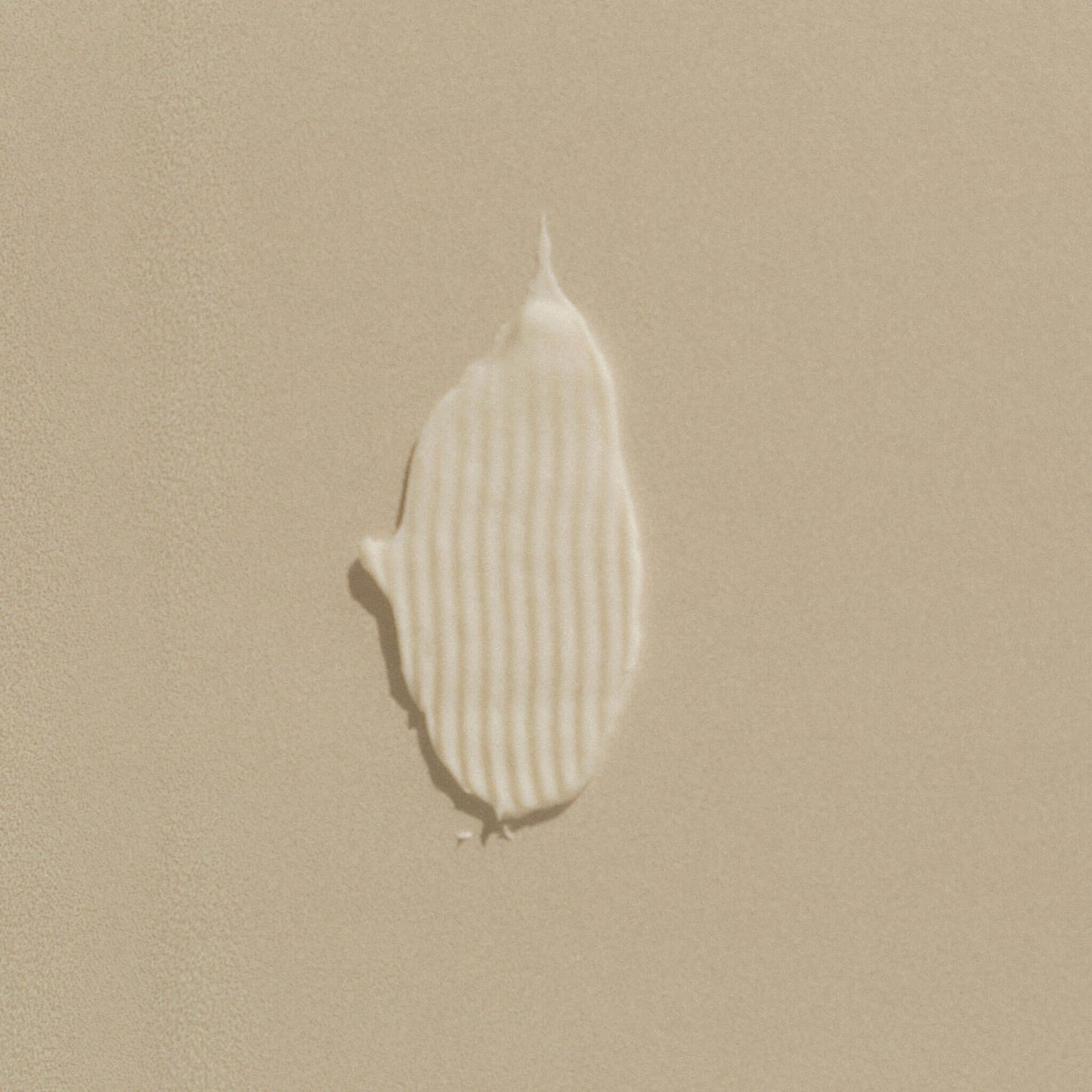 Balsamtest som visar textur på beige bakgrund.