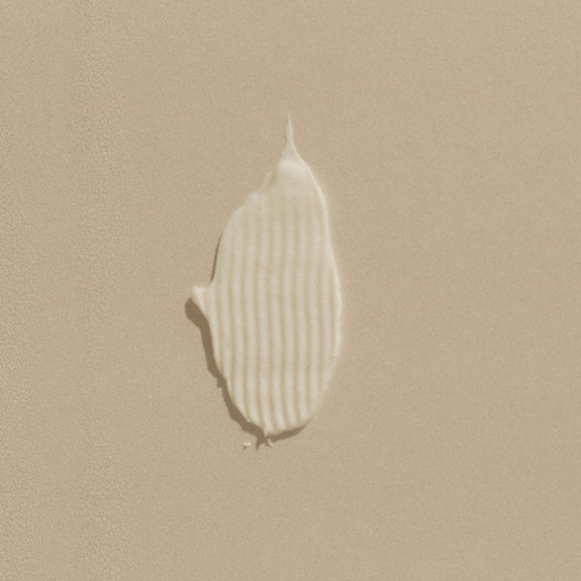 Balsamtest som visar textur på beige bakgrund.