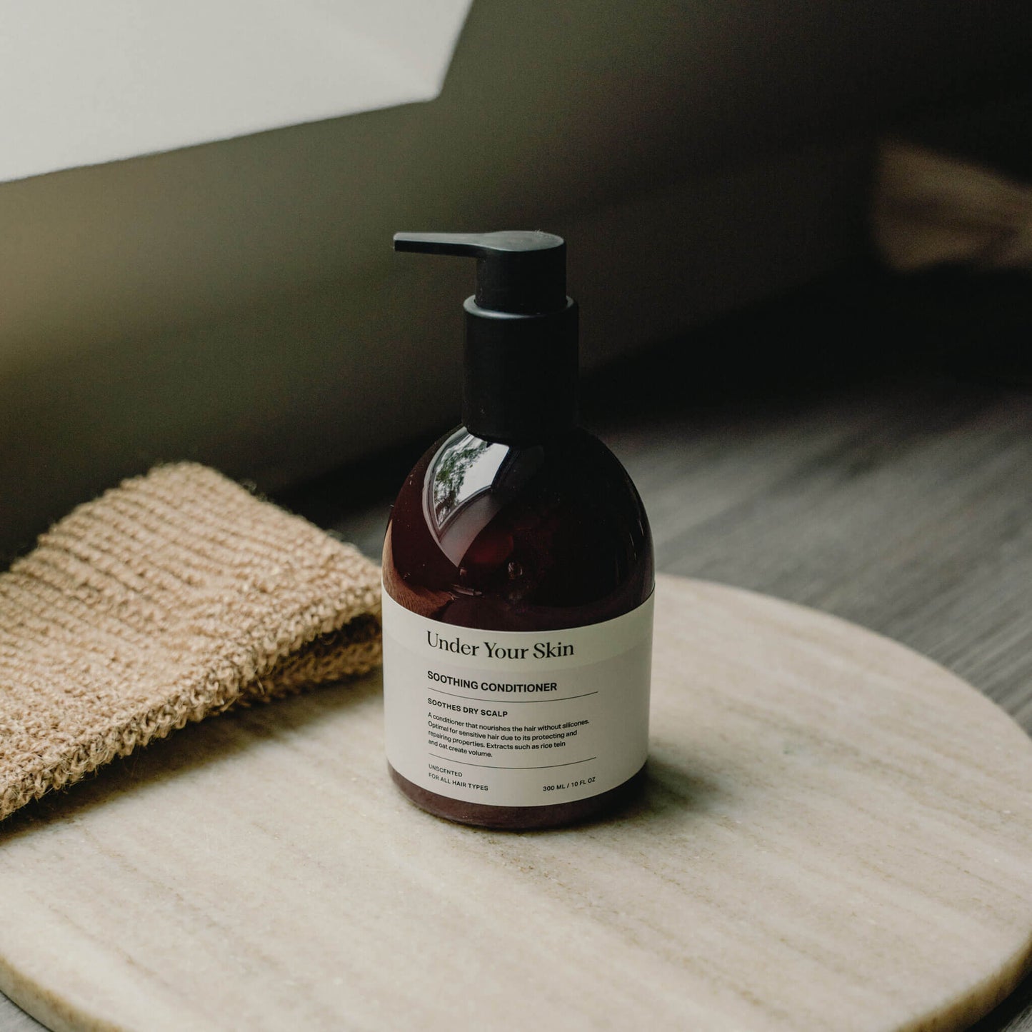 Soothing balsam på ett runt träbord.