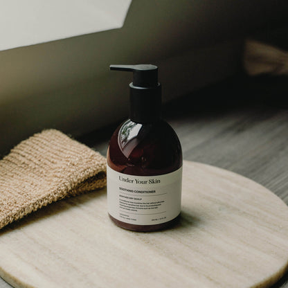 Soothing balsam på ett runt träbord.