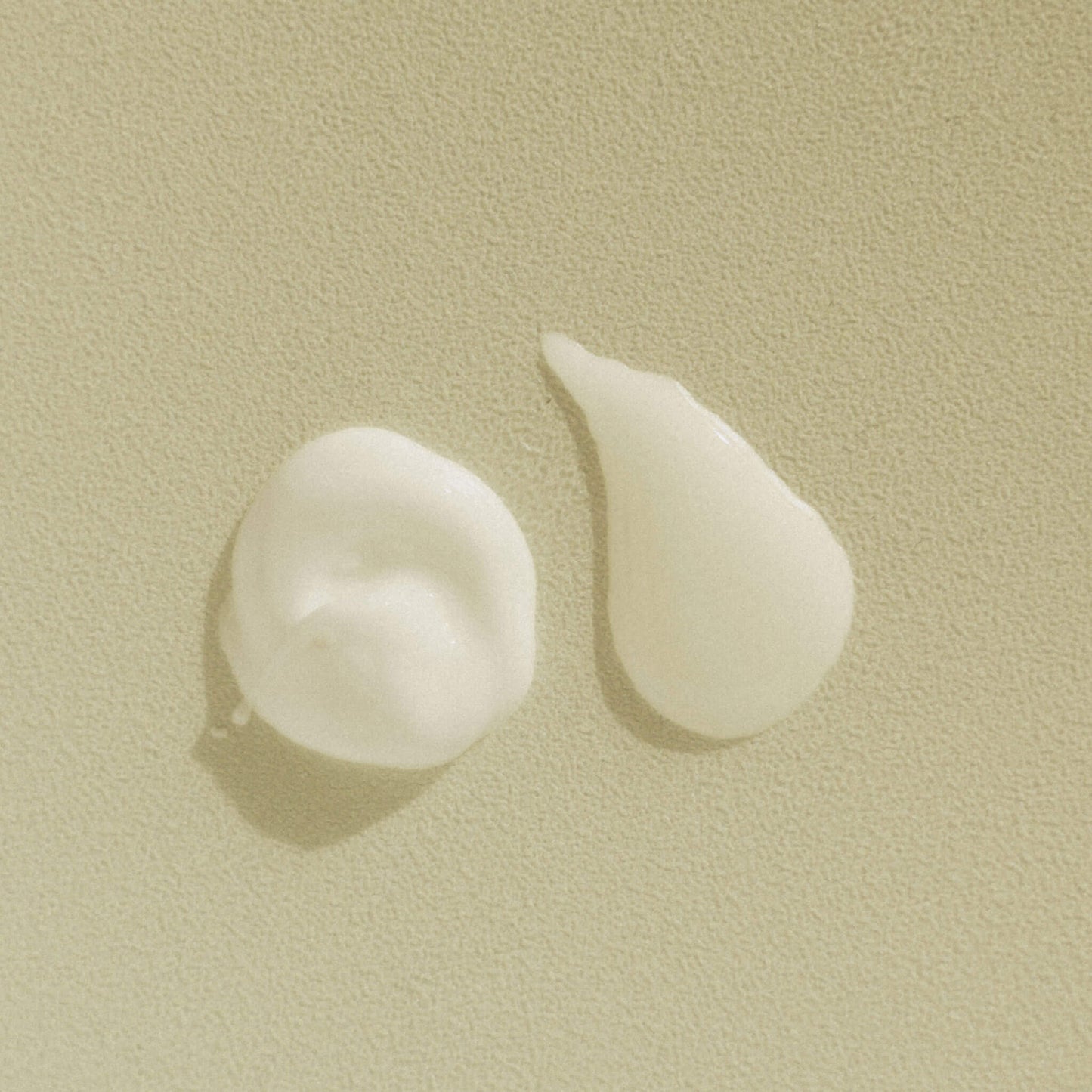 Texturtest av produkter på ljusgul bakgrund.