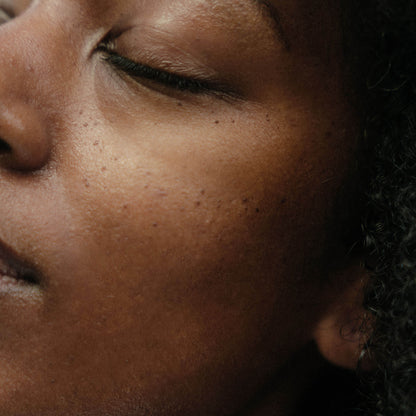 närbild på kvinnas ansikte.