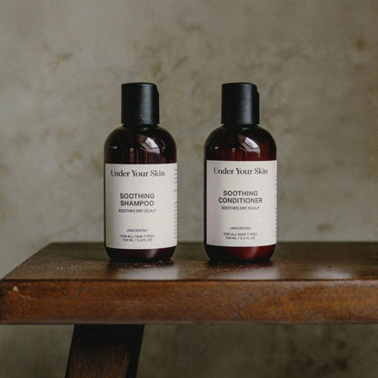 Scalp Treatment på en träbänk med en gråbeige vägg i bakgrunden.