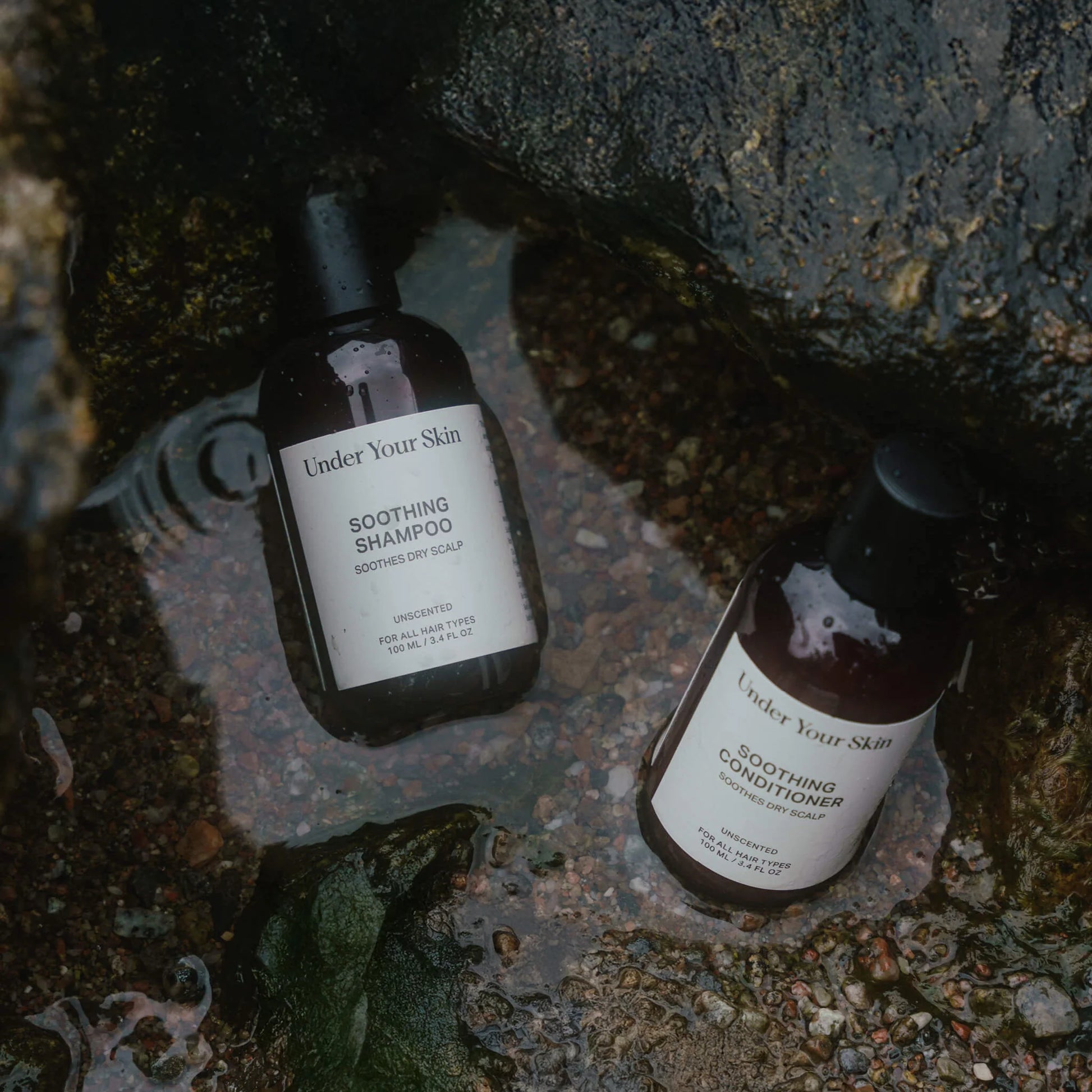 Produkter i en utomhusmiljö vid vatten med stenar runtomkring.