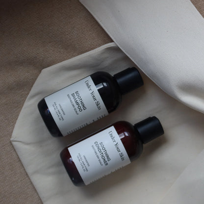 "Produkter på beige textil.