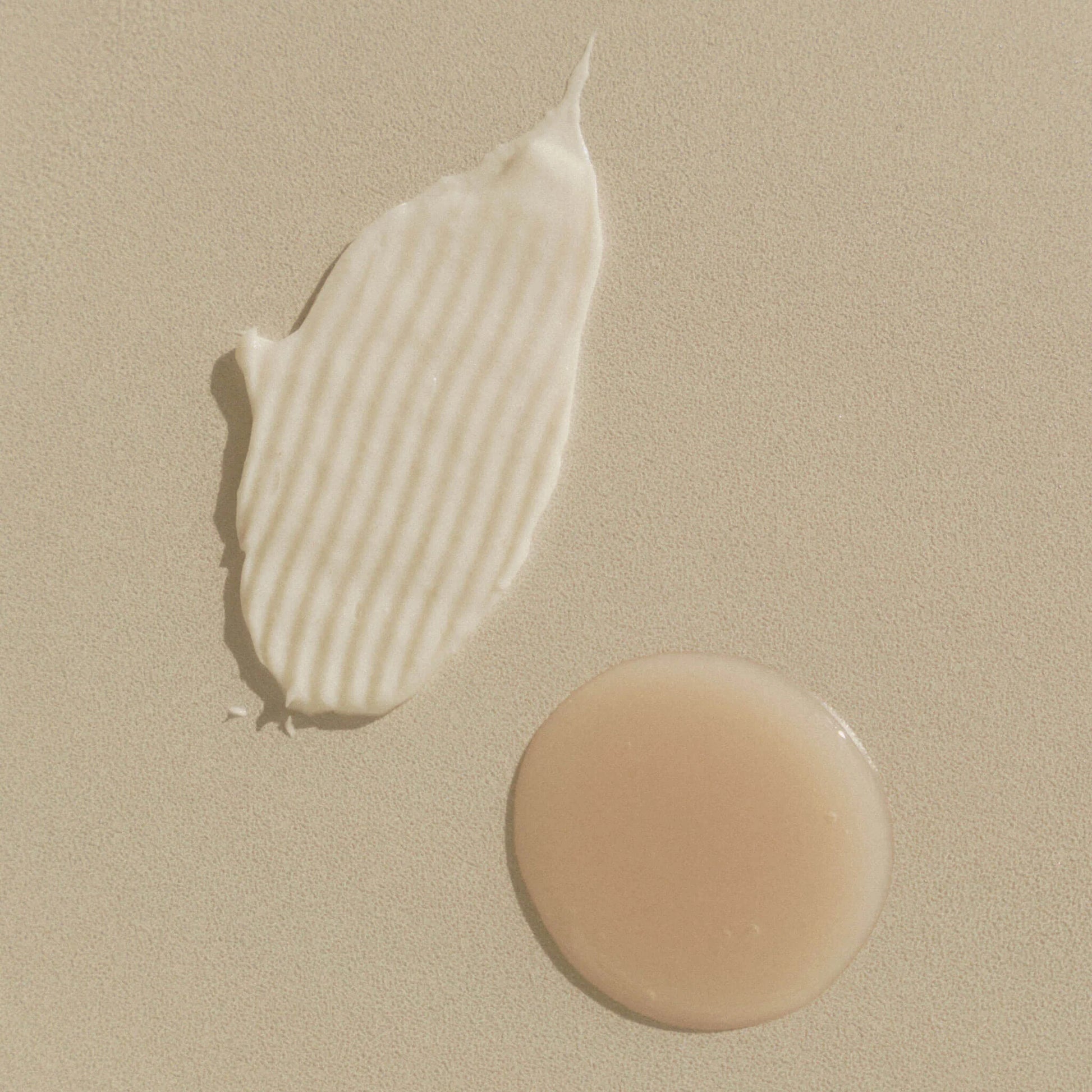 Schampo (vänster) och balsam (höger) prover som visar textur på beige bakgrund