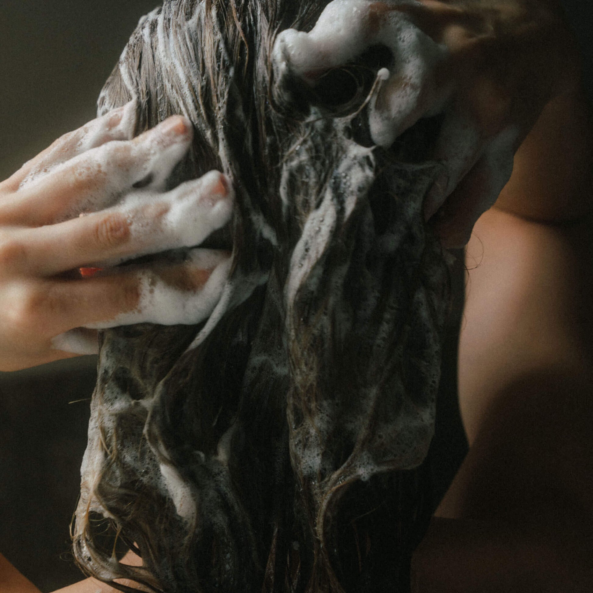 Bild på hur håret schamponeras.