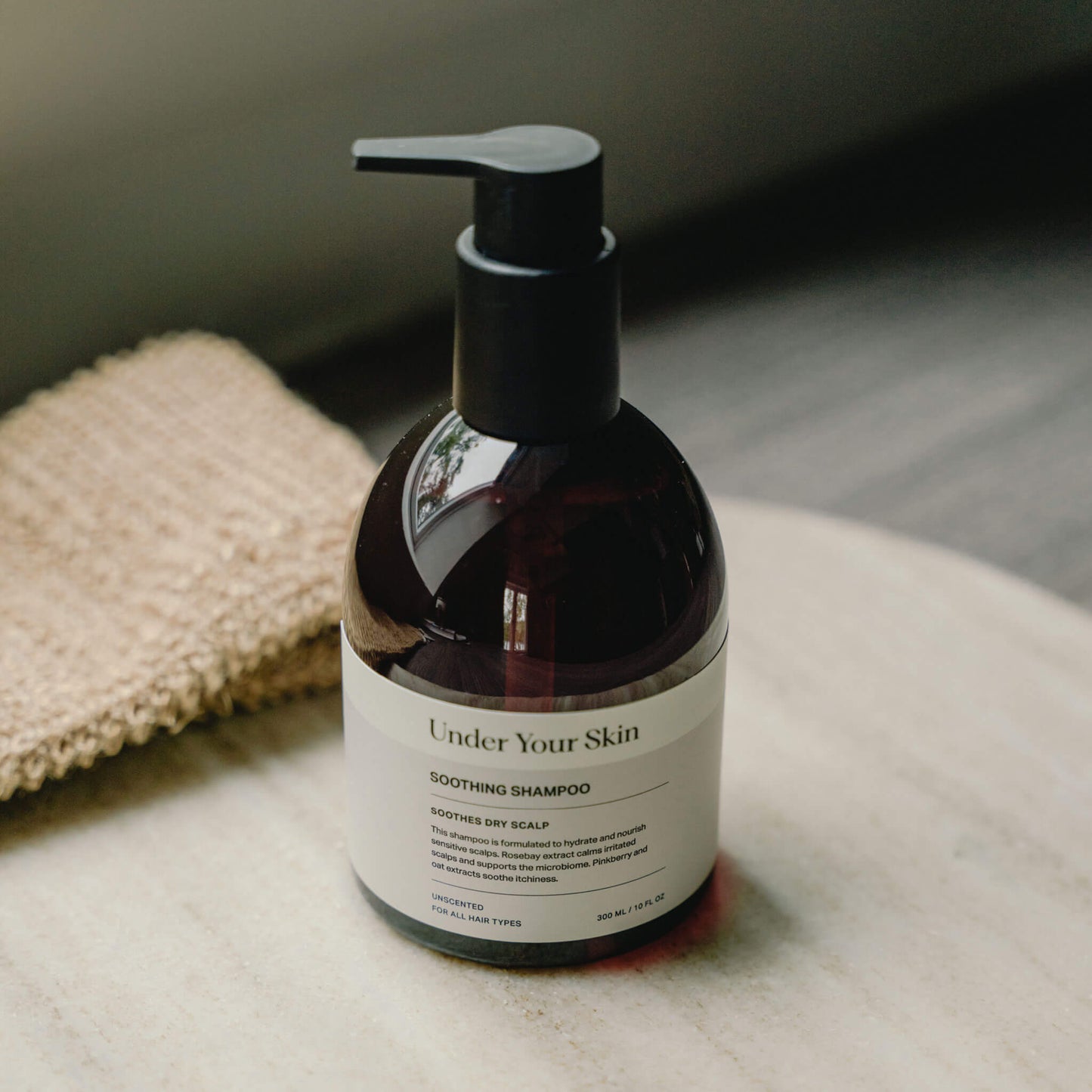 Soothing schampo på ett runt träbord.