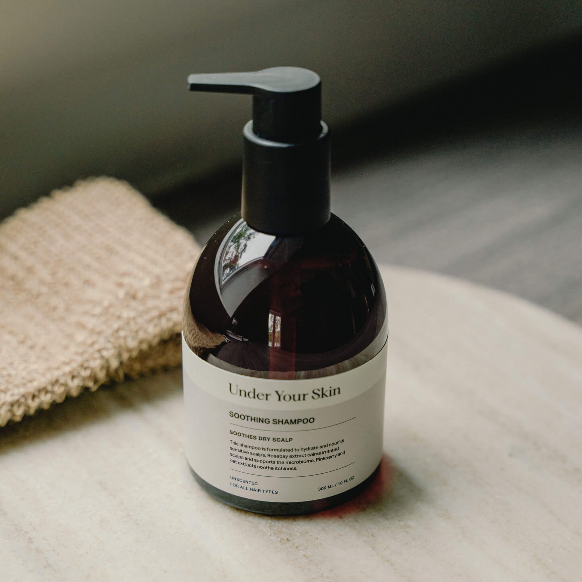 Soothing schampo på ett runt träbord.