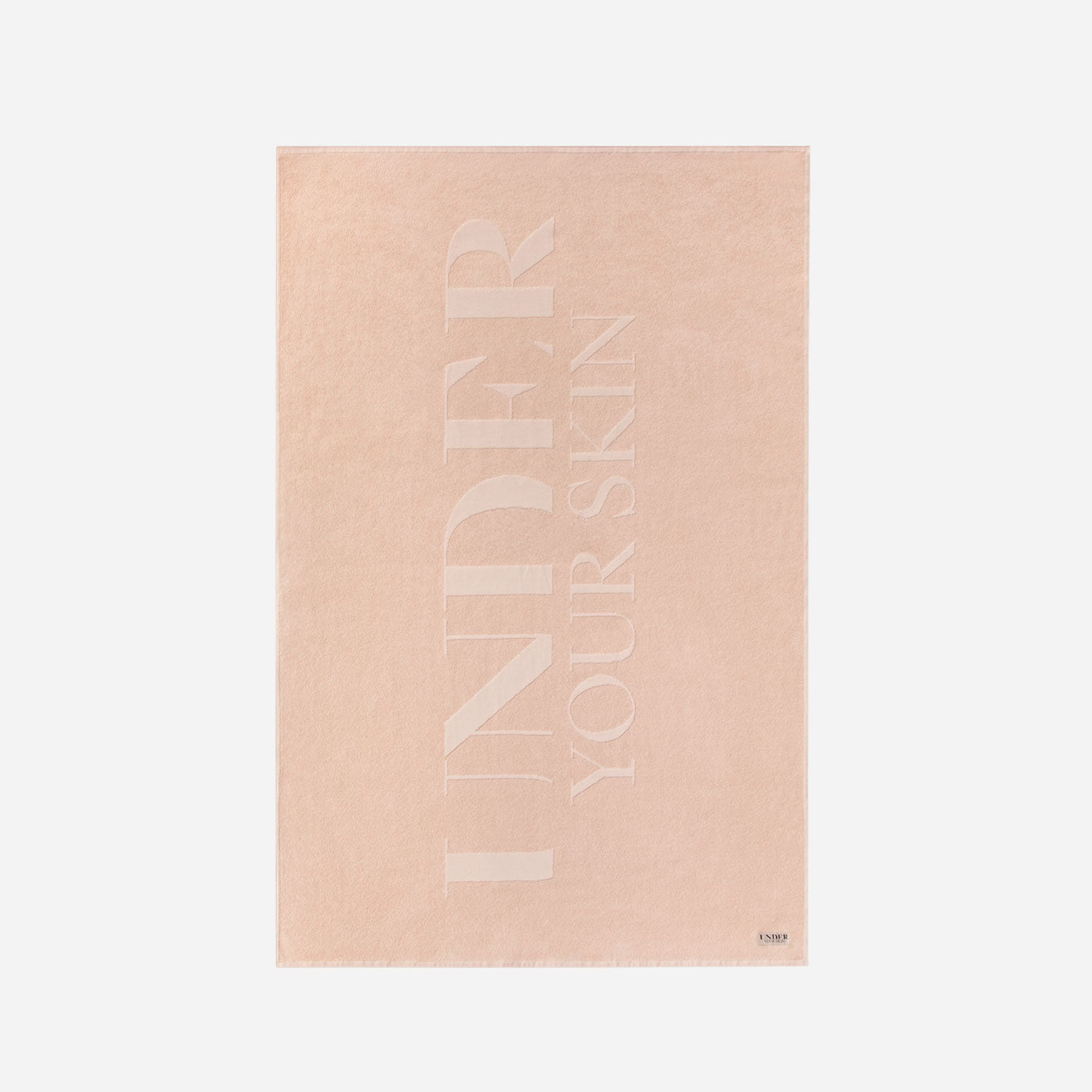 UYS rosa badhandduk på vit bakgrund.