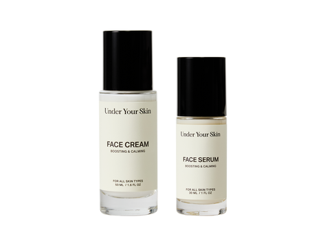 Face cream och Face serum på ljus bakgrund.