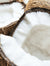Närbild på uppskivad kokos med kokosskal.