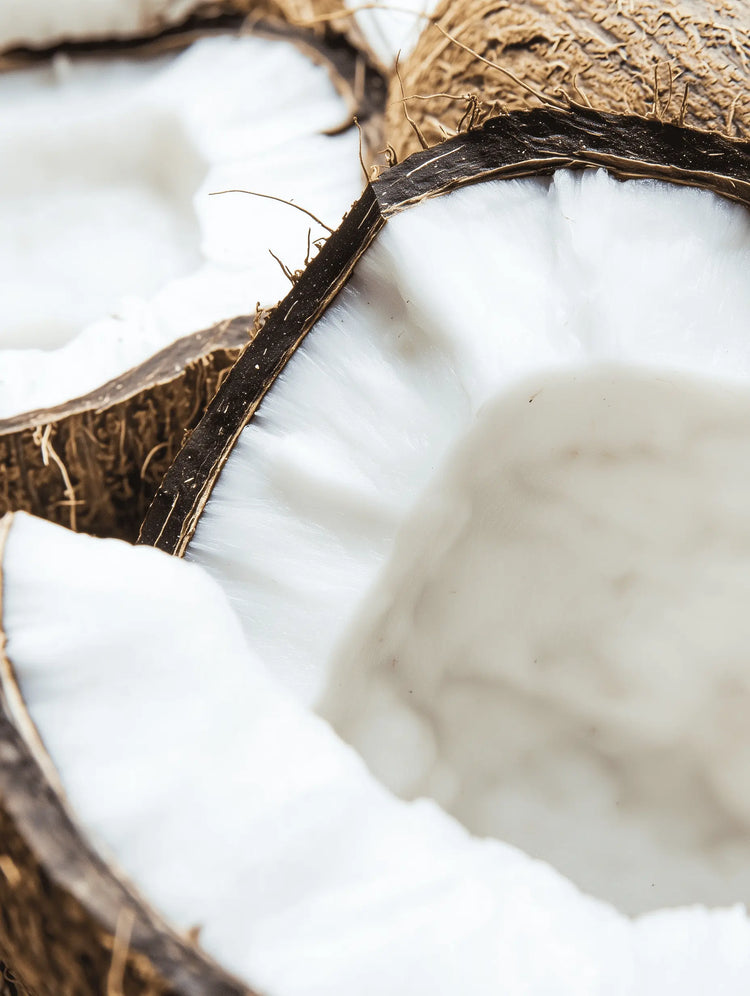 Närbild på uppskivad kokos med kokosskal.